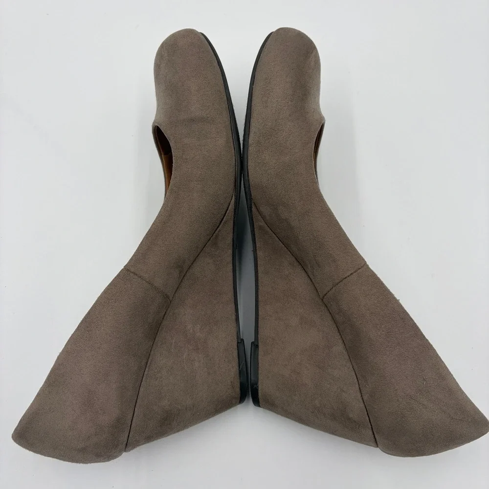 CL by Laundry NNC-007 Taupe Faux Suede Wedge Pumps Womens Size 9 Round Toe Shoes